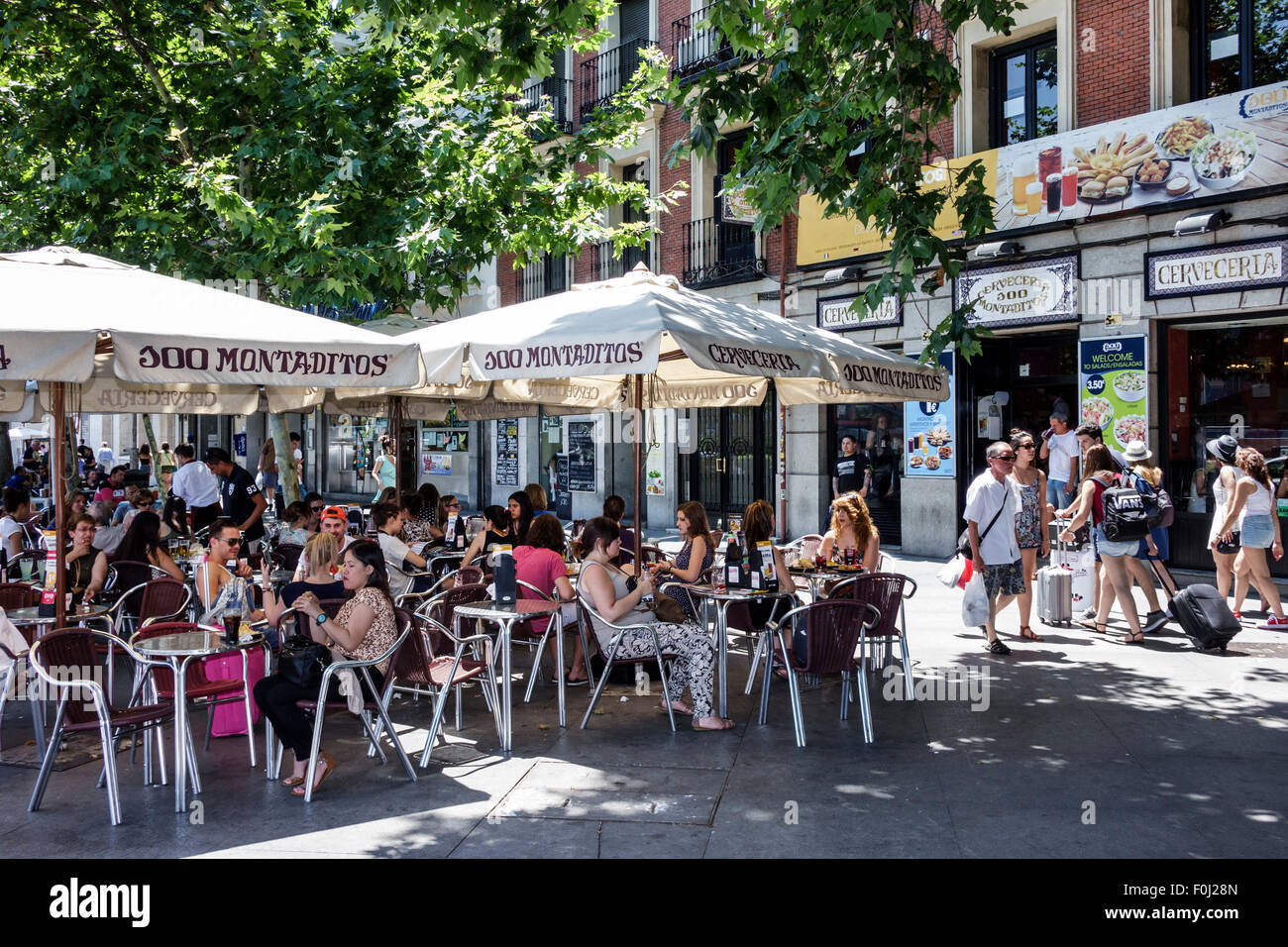 Madrid Spanien,Hispanic Plaza de Atocha,Cerveceria 100 Montaditos,Restaurant Restaurants Essen Essen Essen Cafe Cafes,Brauerei,Sandwich Shop,Außenterrasse Gehweg Stockfoto