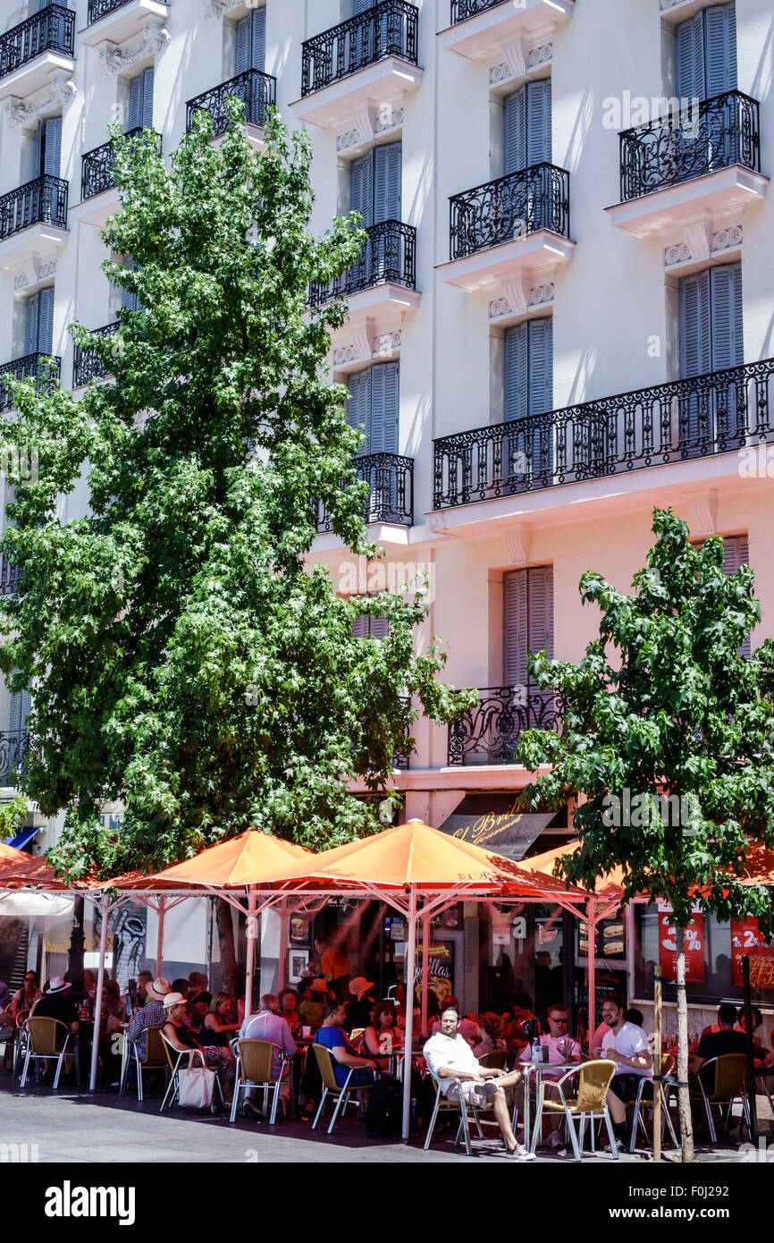 Madrid Spanien, Hispanic Atocha, El brillante, Restaurant Restaurants Essen Essen Essen Cafe Cafés, Außenterrasse Tische, Tische, Essen, Tisch Stockfoto