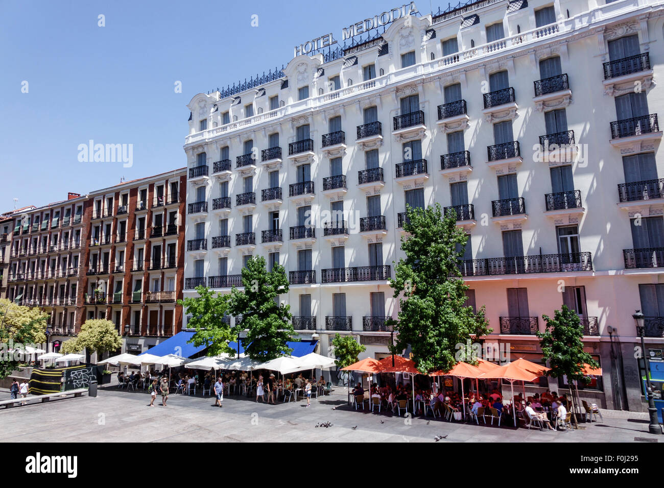 Madrid Spanien, Hispanic Atocha, El brillante, Restaurant Restaurants Essen Essen Essen Cafe Cafés, Außenterrasse Tische, Tische, Essen, Tisch Stockfoto