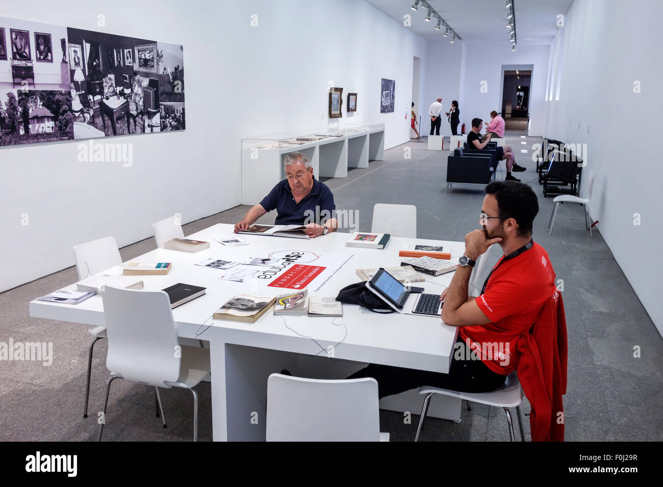 Madrid Spanien,Hispanic Centro,Calle de Santa Isabel,Museo Nacional Centro de Arte Reina Sofia,innen,Galerie,Kunst,hispanischer Mann männlich,Lesen Stockfoto