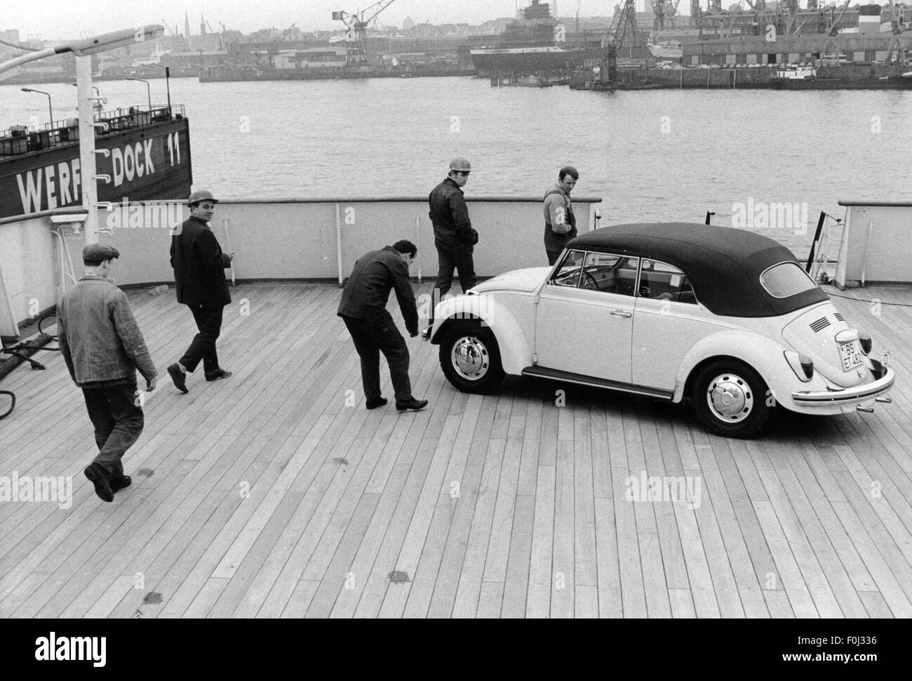 Transport / Transport, Auto, Fahrzeugvarianten, Volkswagen, VW Käfer Cabriolet auf Schiff TS Hamburg, 1969, Additional-Rights-Clearences-nicht vorhanden Stockfoto