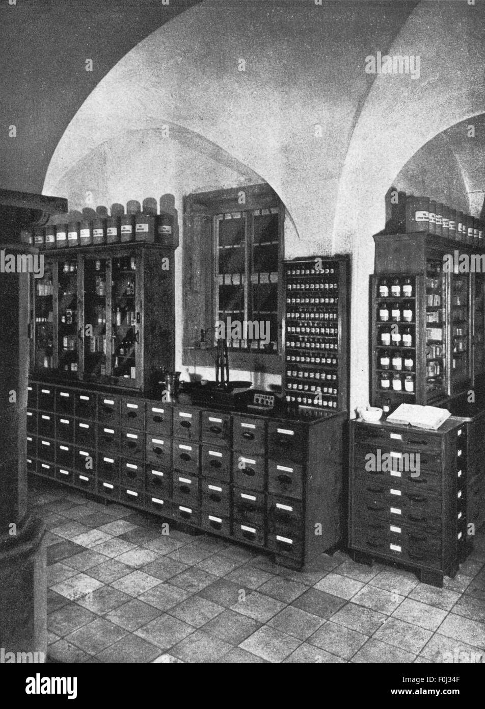 Medizin,Apotheke,Apotheke,Mohren-Apotheke,Bayreuth,nach Plänen von Michael Mebart(um 1573 - 1621),1610,Innenansicht,Blick auf die homöopathische Abgabe,um 1900,1.Jahrhundert,Geographie / Reisen,Deutschland,Bayern,Franken,Mohren - Apotheke,Mohrenapotheke,Architektur,Pharmazie,Pharmakologie,Schrank,Schränke,Tablette,Schublade,Herstellung,Medikamente,Medikamente,Medikamente,Medikamente,Medikamente,Medikamente,Medikamente,Medikamente,Medikamente,Medikamente,Medikamente,Medikamente,Medikamente,Medikamente,Medikamente,Medikamente,Medikamente,Medikamente,Medikamente,Medikamente,Medikamente,Medikamente,Medikamente,Medikamente,Medikamente,Medikamente,Medikamente,Medikamente,Medikamente,Medikamente,Medikamente,Medikamente,Medikamente,Medikamente,Medikamente,Medikamente,Medikamente,Medikamente,Medikamente,Medikamente,Medikamente,Medikamente,Medikamente, Stockfoto