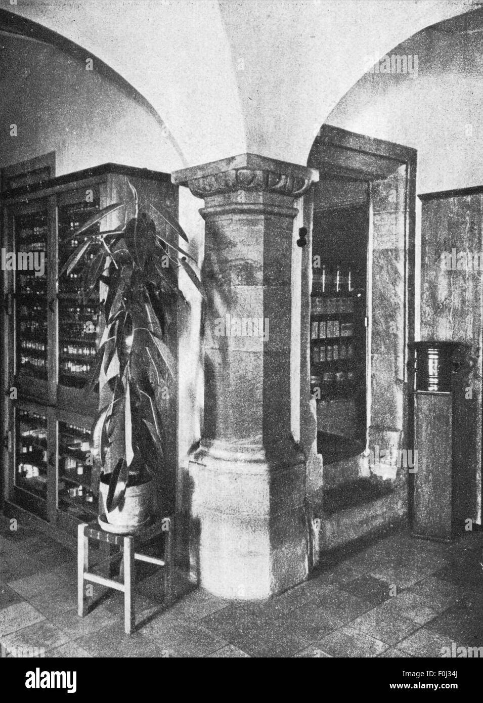 Medizin,Apotheke,Apotheke,Mohren-Apotheke,Bayreuth,nach Plänen von Michael Mebart(um 1573 - 1621),1610,Innenansicht,Säule in der homöopathischen Abgabe,um 1900,17.Jahrhundert,Geographie / Reisen,Deutschland,Bayern,Franken,Mohren - Apotheke,Mohrenapotheke,Architektur,Pharmazie,Pharmakologie,Schrank,Schränke,Herstellung,Homöopathie,Medikamente,Medikamente,Medikamente,Medikamente,Medikamente,Medikamente,Medikamente,Medikamente,Medikamente,Medikamente,Medikamente,Medikamente,Medikamente,Medikamente,Medikamente,Medikamente,Medikamente,Medikamente,Medikamente,Medikamente,Medikamente,Medikamente,Medikamente,Medikamente,Medikamente,Medikamente,Medikamente,Medikamente,Medikamente,Medikamente,Medikamente,Medikamente,Medikamente,Medikamente,Medikamente,Medikamente,Medikamente,Medikamente,Medikamente,Medikamente,Medikamente,Medikamente,Medikamente,Medikamente Stockfoto