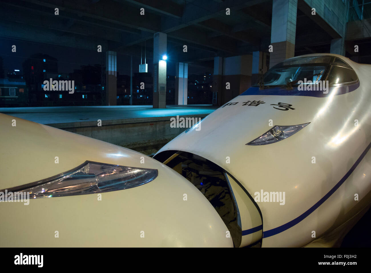 Blick auf zwei Hochgeschwindigkeitszüge in Hangzhou Bahnhof zusammen befestigt. Schnellschiene in China. Stockfoto