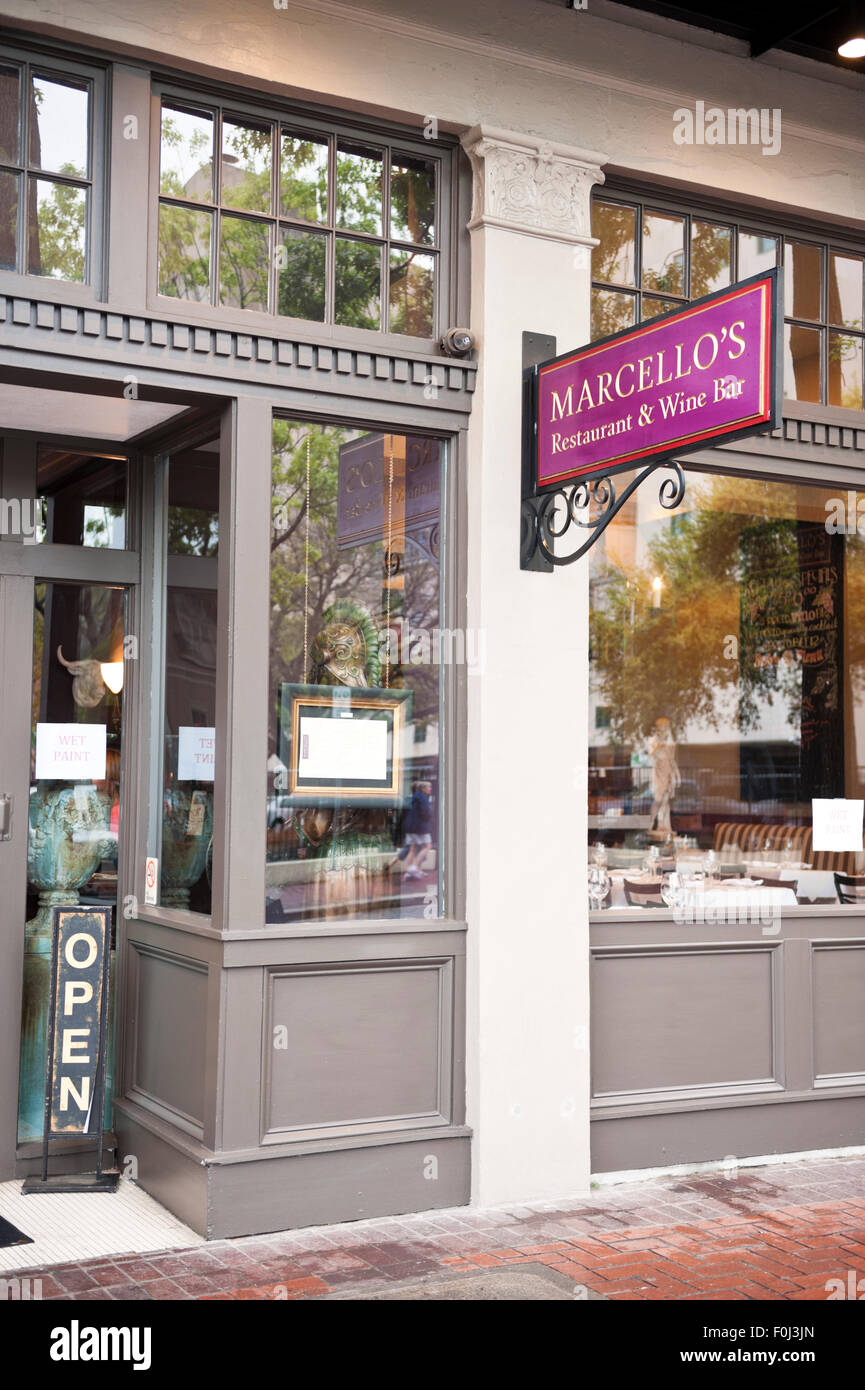 Marcellos Restaurant & Wine Bar-Eingang an der St. Charles Avenue in New Orleans, Louisiana. Stockfoto
