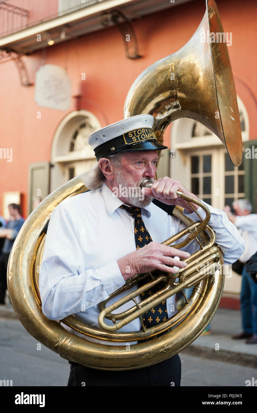 New Orleans Street jazz-Musiker mit Tuba-Spieler durch die Straßen des französischen Viertels Ständchen Stockfoto