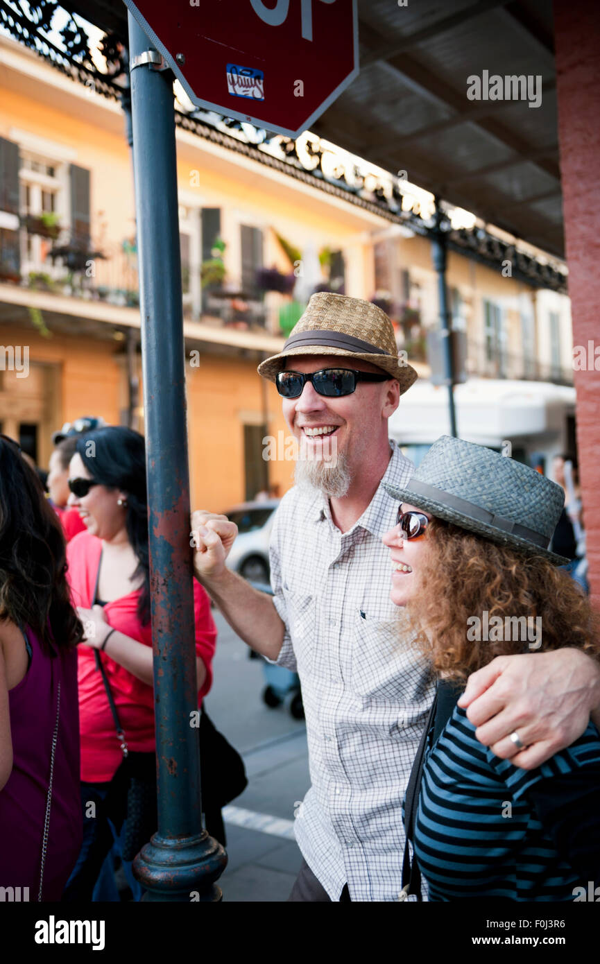 Ein lächelndes paar an der Ecke im French Quarter New Orleans Louisiana Stockfoto
