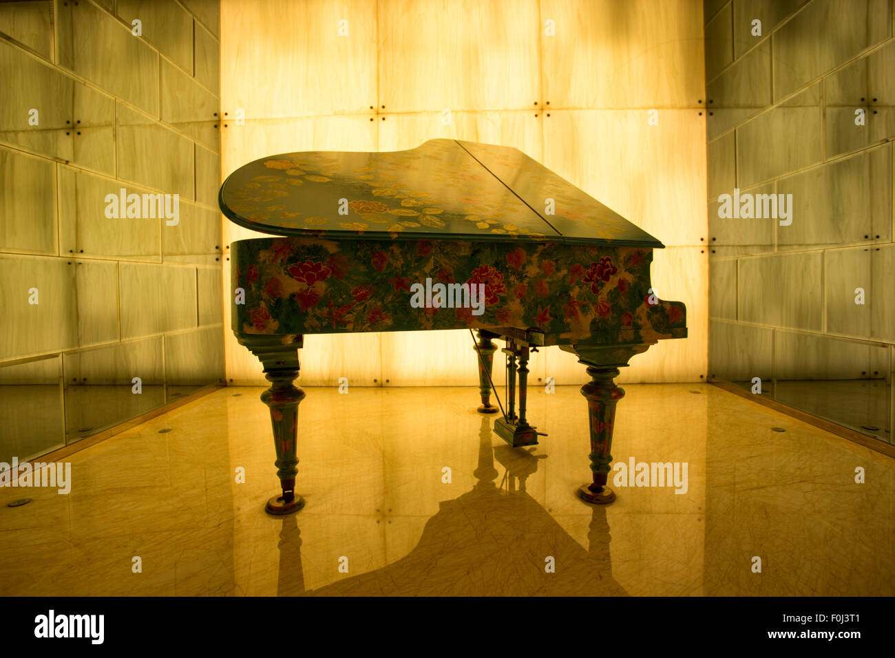 Eine verzierte Klavier in gelbes Licht installiert in der Halle eines Hotels in Shanghai Stockfoto
