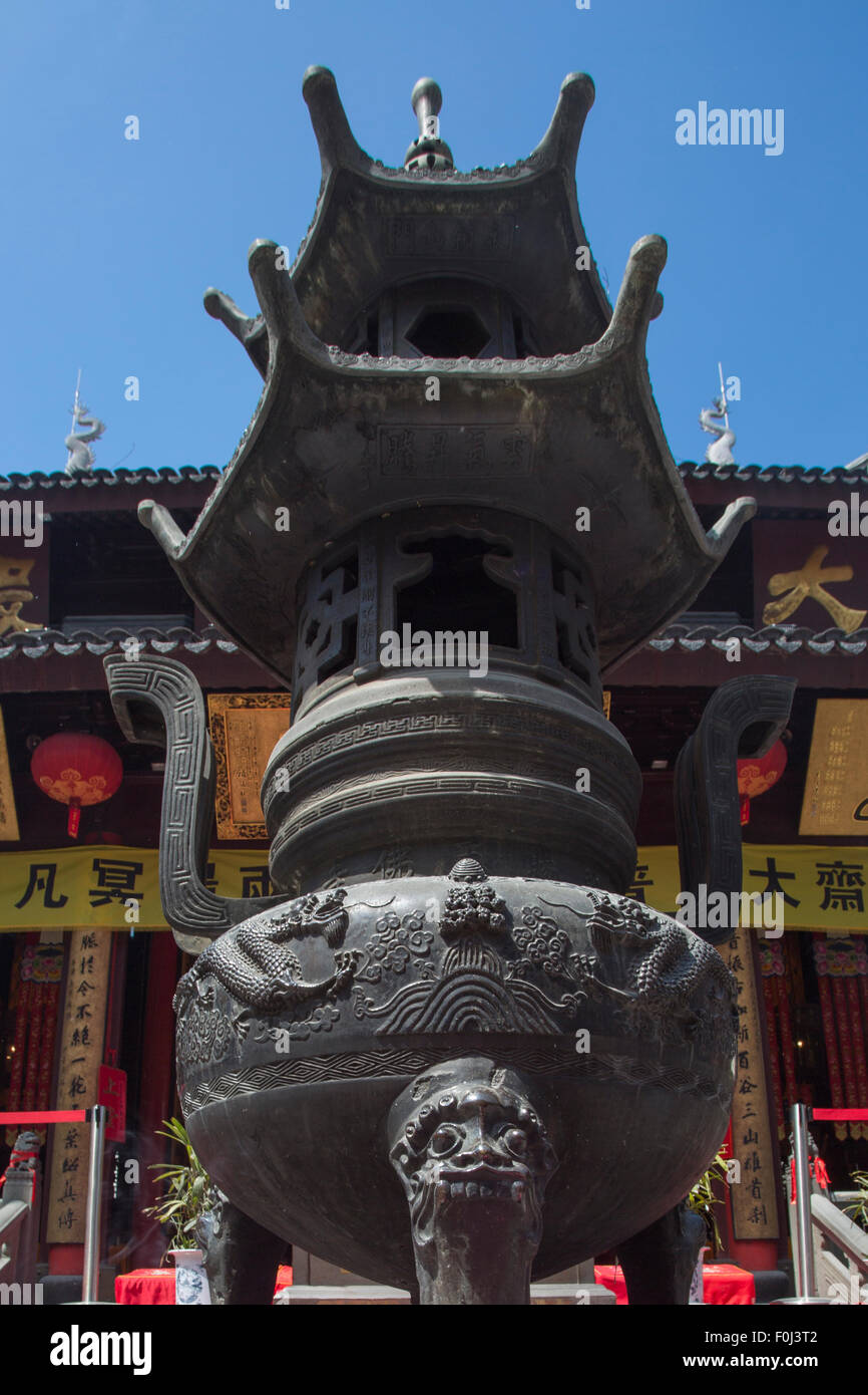 Die farbigen Jade Tempel befindet sich in Shanghai, China mit blauen Himmel im Hintergrund Stockfoto