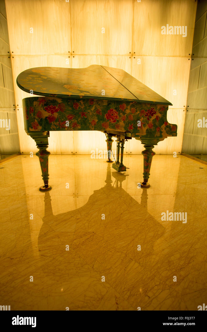 Eine verzierte Klavier in gelbes Licht installiert in der Halle eines Hotels in Shanghai Stockfoto