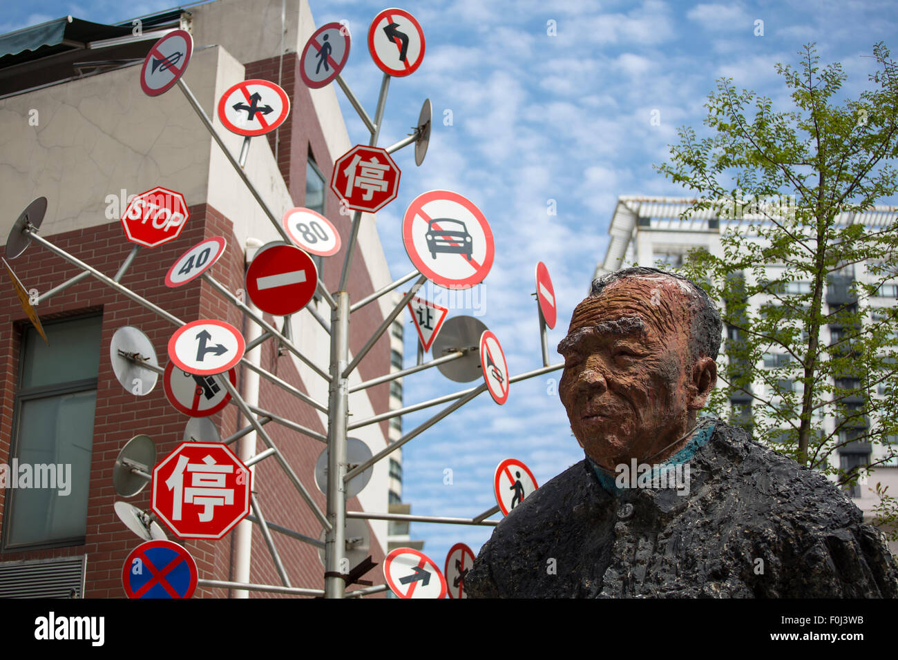 Kunst-Installation in Mogadischu aus unbekannter Maler. Darstellung einer Skulptur aus einer Gruppe von Verkehr Verkehrszeichen. Stockfoto