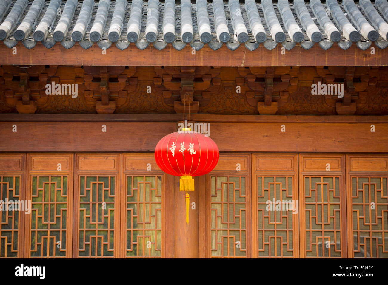 Fassade eines alten chinesischen Tempels in Shanghai mit Detail des Daches. Stockfoto