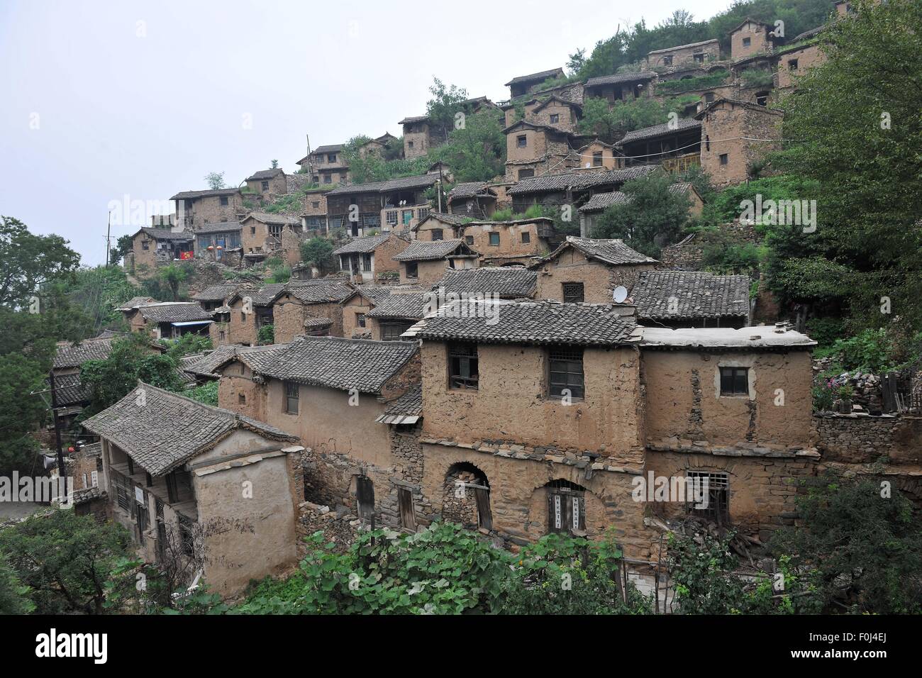 (150817) - TAIYUAN, 17. August 2015 (Xinhua)--Foto aufgenommen am 11. August 2015 zeigt eine Ansicht der Dachang Village von Yuxian County, North China Shanxi Provinz. Das tausend Jahre alte Dorf gegen Berge lockt Touristen und Foto-Enthusiasten aus 2009. Laut der Statistik des Ministeriums für Wohnungswesen und Urban-Rural Development sank die Zahl der nicht rechtsfähige Dörfer in China von 4,2 Millionen im Jahr 1984 auf 2,67 Millionen im Jahr 2012 mit einer Rate von 55, 000 pro Jahr. Schutz von traditionellen Dörfern ist erforderlich und laufende Erschließung kulturelle Ressourcen und Entwicklung des Tourismus. (Xinhua/Zh Stockfoto