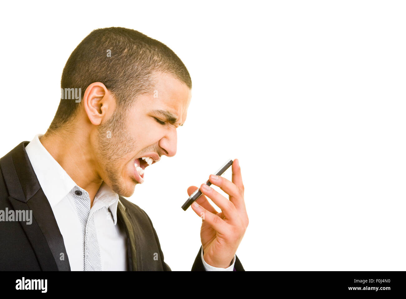 Junge Manager schreien wütend an seinem Handy Stockfoto