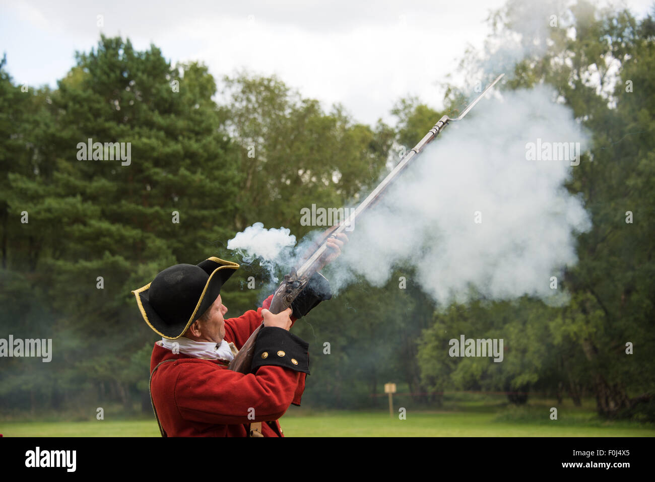 Französisches Militär Soldaten feuern eine Muskete während 18. Jahrhundert Jacobite Ära Re-Inszenierung von Cannock Chase Visitor Centre UK Stockfoto