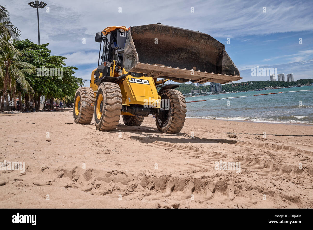 Traktor Bagger bei der Arbeit Reinigen der Strand. Pattaya Thailand Asien S. E. Stockfoto