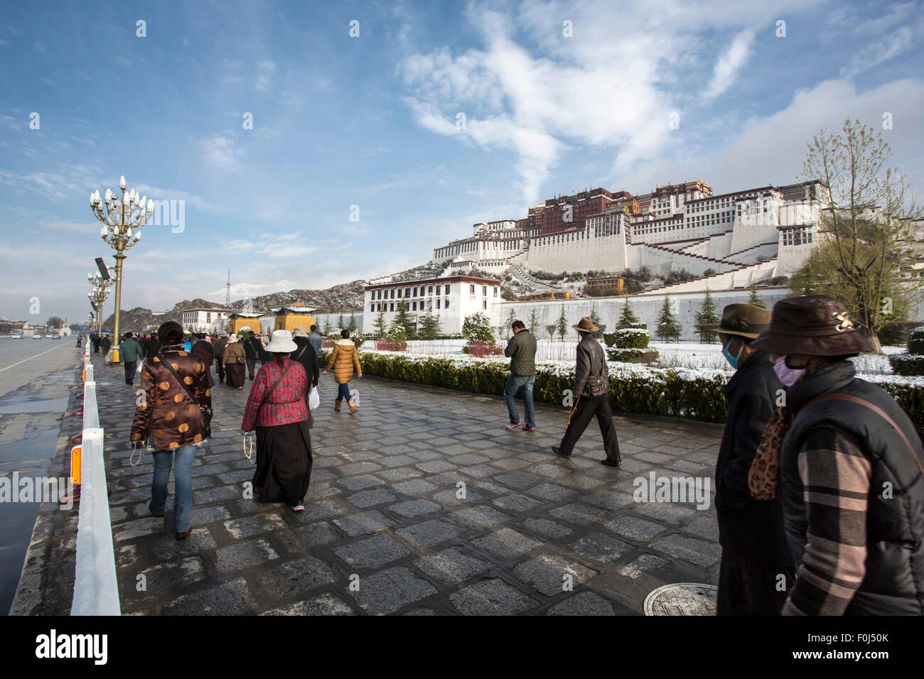 Nicht identifizierte tibetischen Volkes bezahlen und auf der Straße um den Potala-Palast in Lhasa mit einem klaren blauen Himmel kreisen. Stockfoto