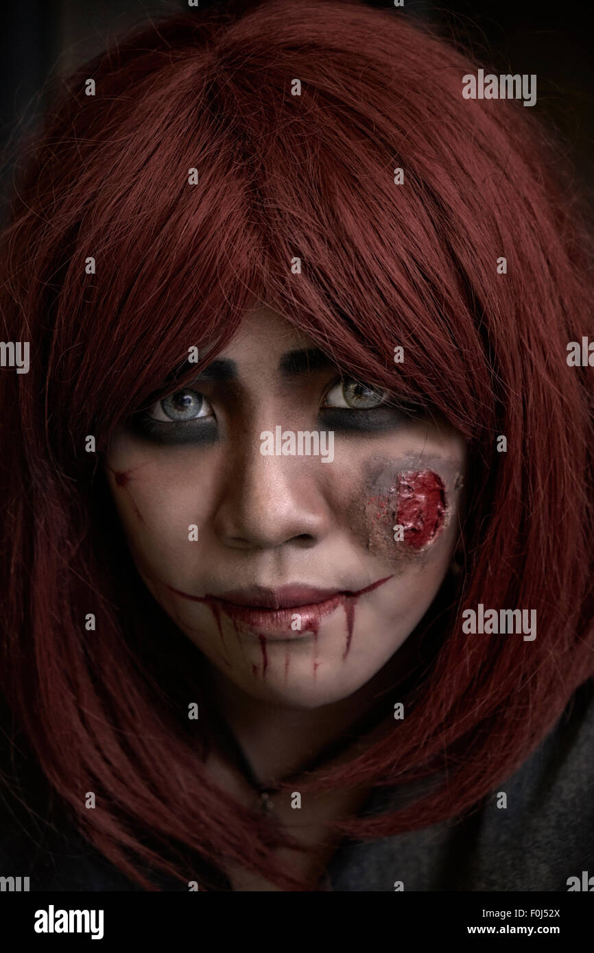 Zombie weiblich. Stechenden Augen und Gesicht machen eines weiblichen Zombie Halloween Charakter. Stockfoto