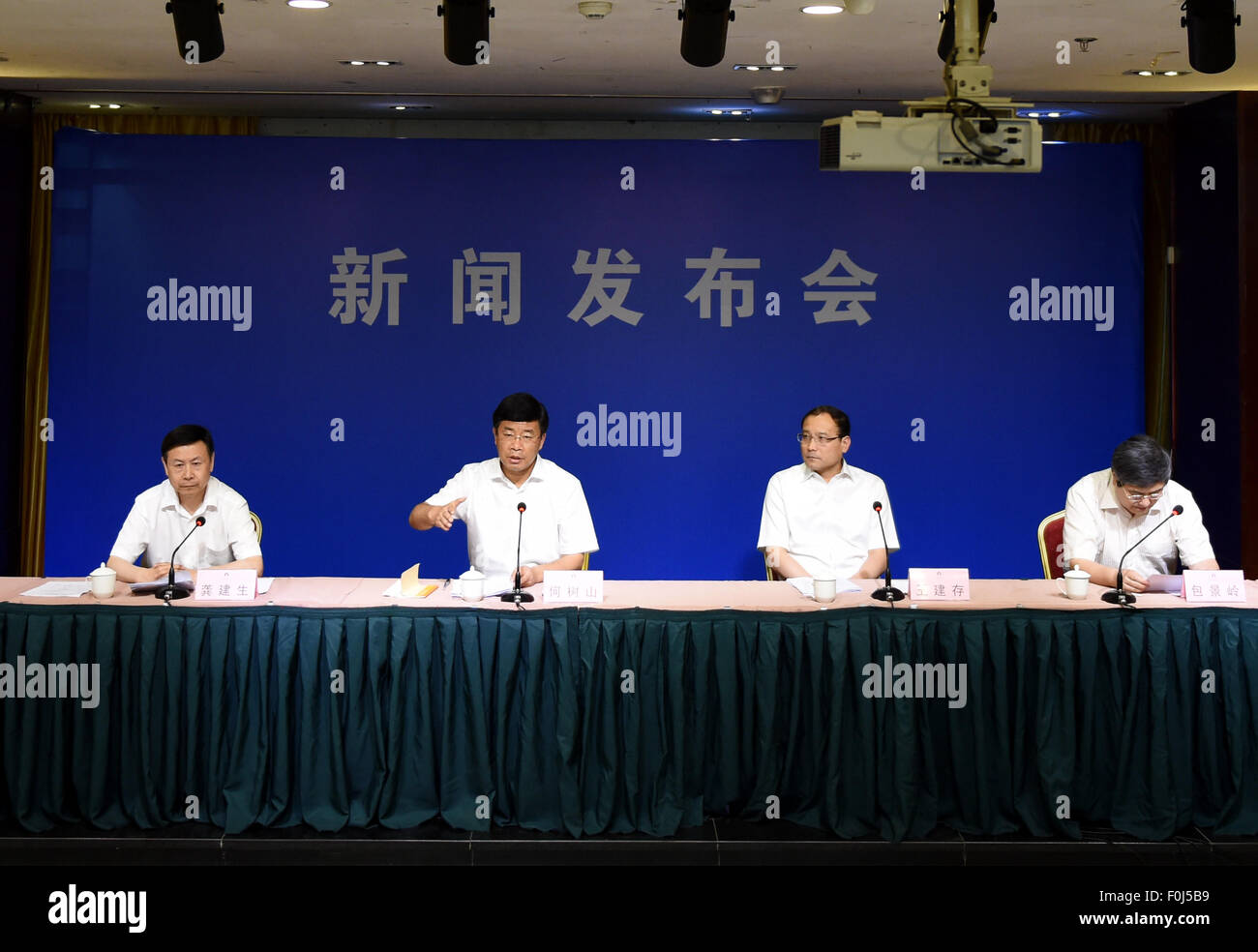 Tianjin, China. 17. August 2015. He Shushan (2 L), stellvertretender Bürgermeister von Tianjin, spricht auf einer Pressekonferenz in Tianjin, Nord-China, 17. August 2015. Großteil der Natriumcyanid Tianjin Explosion Umgebung gesammelt und von Montag Abend geräumt werden, sagte er hier Montag Morgen. Die Chemikalien waren meist in einem 100.000 Quadratmeter großen Kernzone verstreut. Überwachung Luftqualität im Raum gezeigt hat und Wasser in den nahe gelegenen Fluss befinden sich in sicheren Standards. Bildnachweis: Zhang Chenlin/Xinhua/Alamy Live-Nachrichten Stockfoto