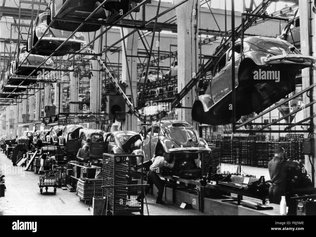 Industrie, Automobilindustrie, Volkswagen, Volkswagen Werk Wolfsburg, Innenansicht, Endmontage VW Käfer 1200, 50er Jahre, Zusatz-Rechte-Abferungen-nicht lieferbar Stockfoto