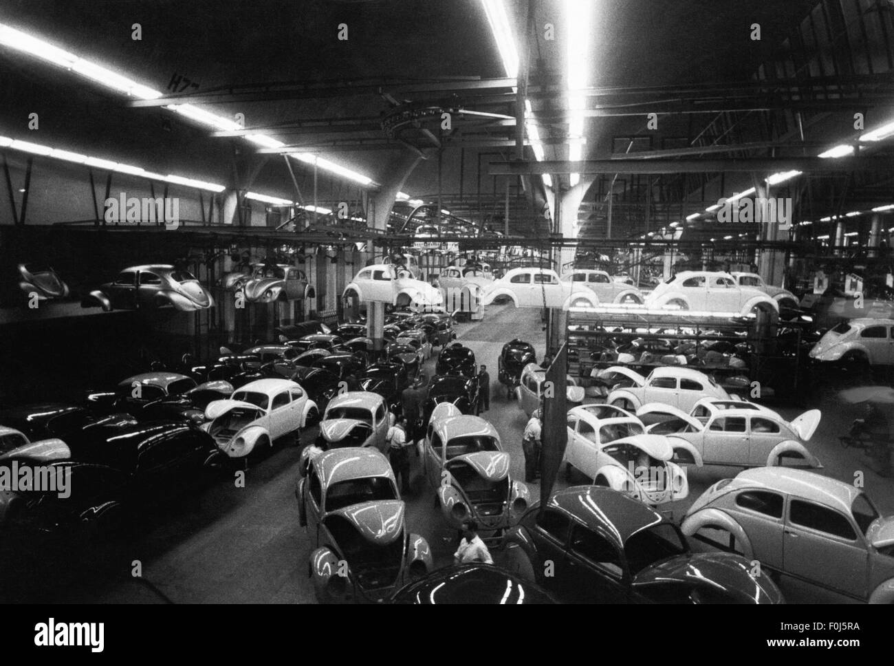 Industrie, Automobilindustrie, Volkswagen, Volkswagen Werk Wolfsburg, Innenansicht, Lackierhalle, VW Käfer Version 1300 lackiert, 60er Jahre, Zusatzrechte-Freiräume-nicht vorhanden Stockfoto