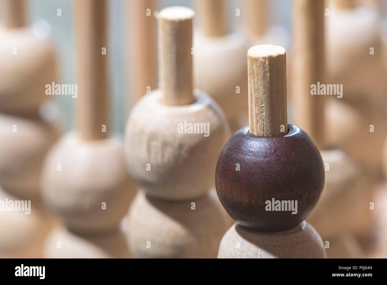 Holzfiguren in das Konzept der Individualität und Führung Stockfoto