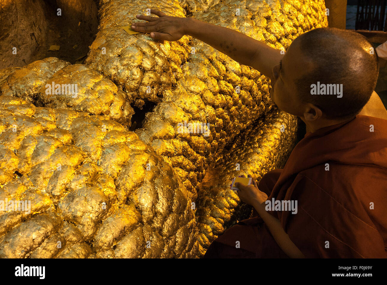 Ein Mönch, Blattgold, der Mahamuni-Buddha-Statue, kleben, Mahamuni Pagode, Mandalay, Division Mandalay, Myanmar Stockfoto
