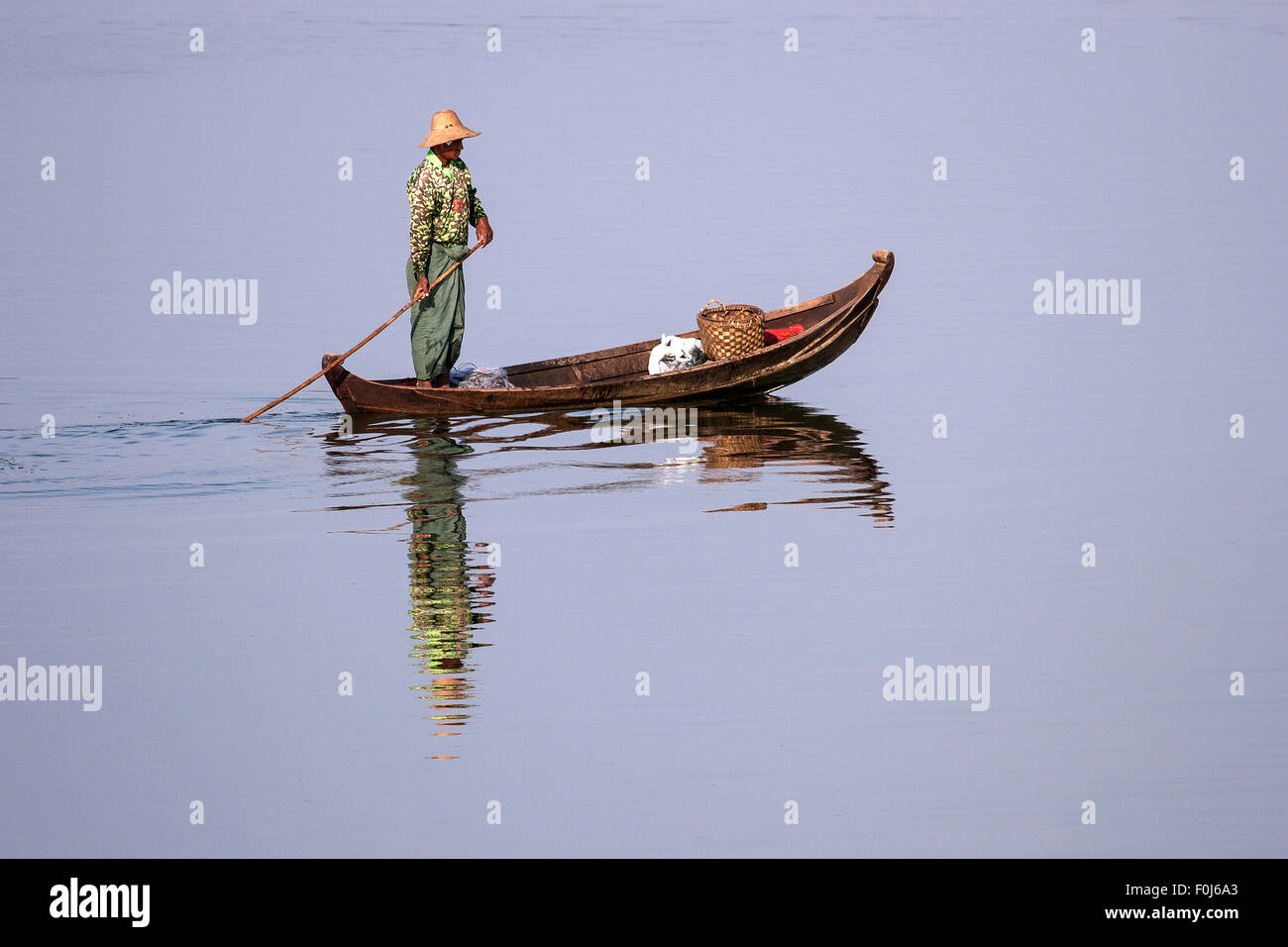 Mann auf einem Holzboot über den Taungthaman See, Amarapura, Division Mandalay, Myanmar Stockfoto