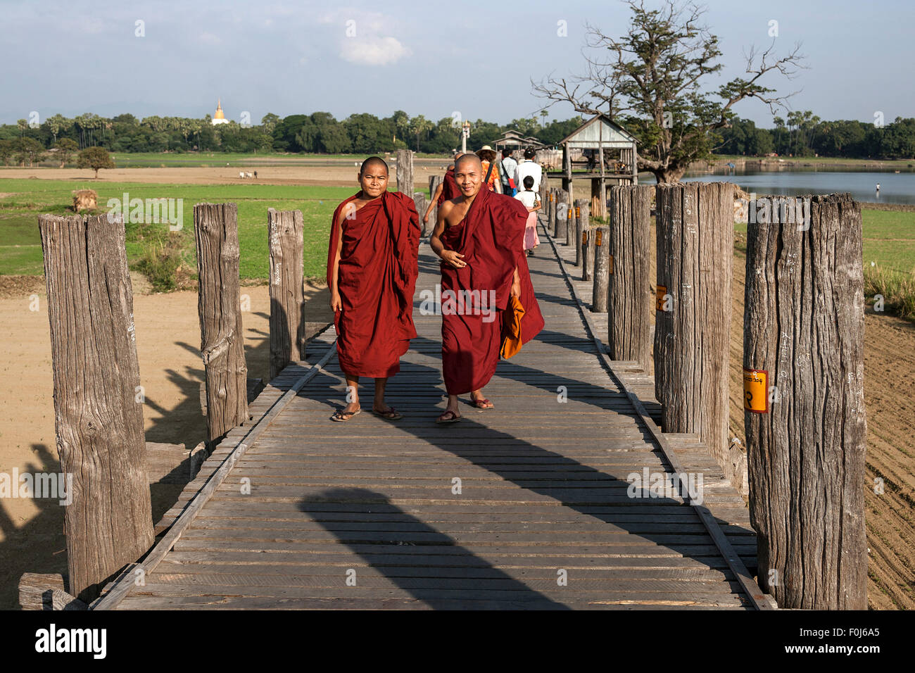 Zwei buddhistische Mönche zu Fuß auf der Division U Bein Brücke, Amarapura, Mandalay, Myanmar Stockfoto