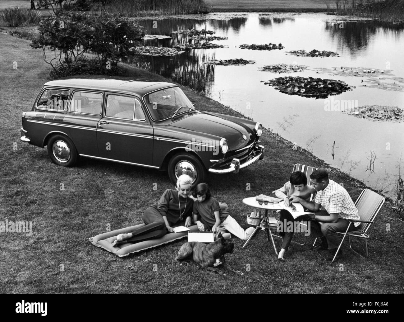 Freizeit, Ausflug, Familie am See, Auto VW Variante 1500, 60er Jahre, Zusatzrechte-Freifahrten-nicht vorhanden Stockfoto