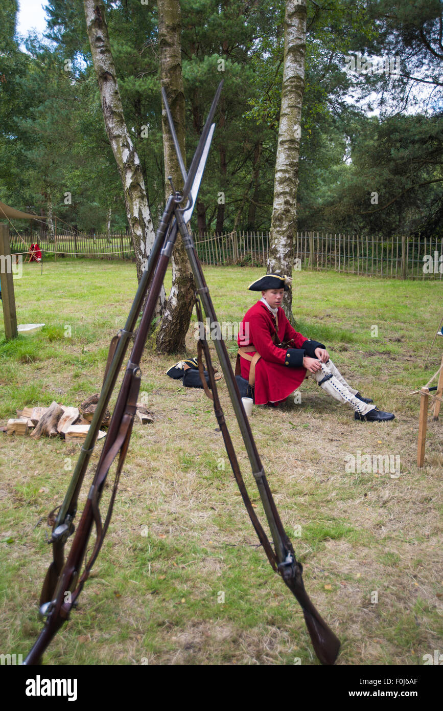 Französisches Militär Soldaten entspannend während aus dem 18. Jahrhundert Jacobite Ära Nachstellung bei Cannock Chase Visitor Centre uk Stockfoto