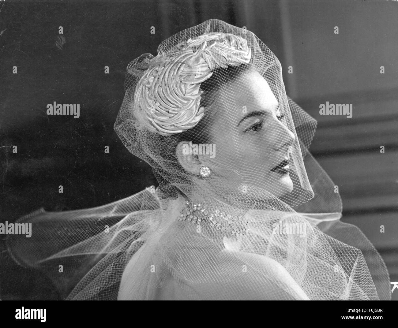 Mode, 50er Jahre, Hüte, Hut für den Abend mit Schleier von 'Gilbert Orcel', 1952, Additional-Rights-Clearences-not available Stockfoto