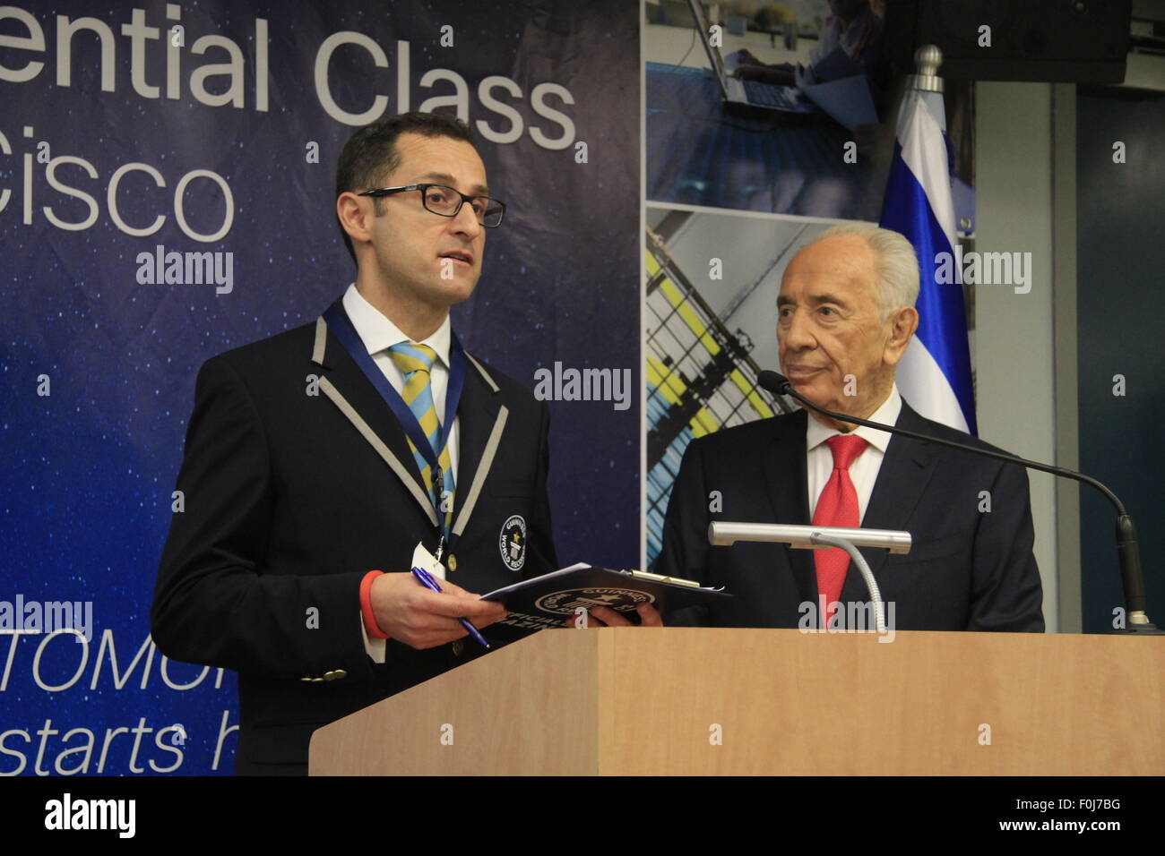 Staatspräsident Peres erhält die Guinness World Record Holder-Karte von Senior Vice President von Guinness World Records, Marco Frigatti Stockfoto