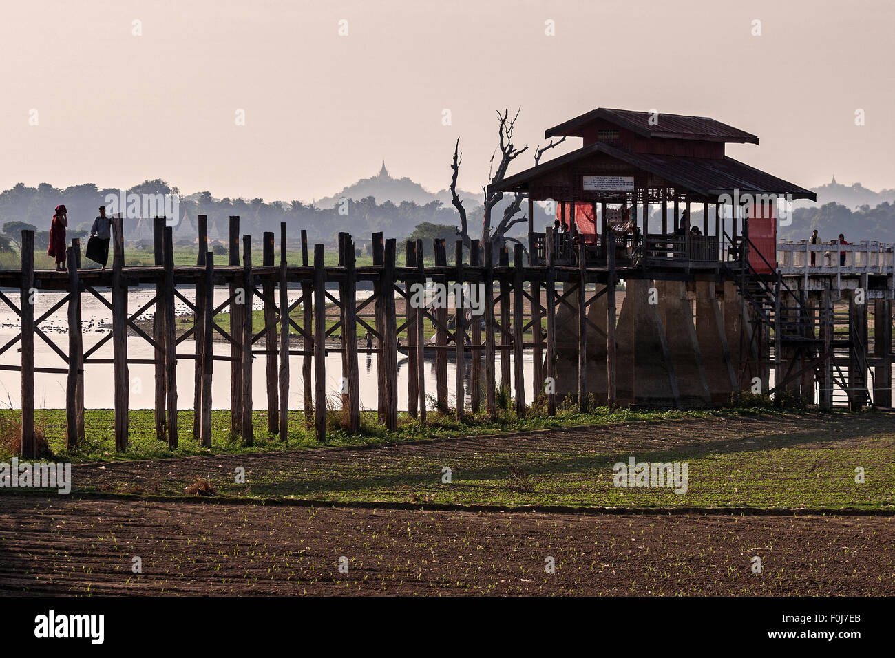U Bein Brücke, Taungthaman See und Pagoden hinter Amarapura, Mandalay, Myanmar Division Stockfoto
