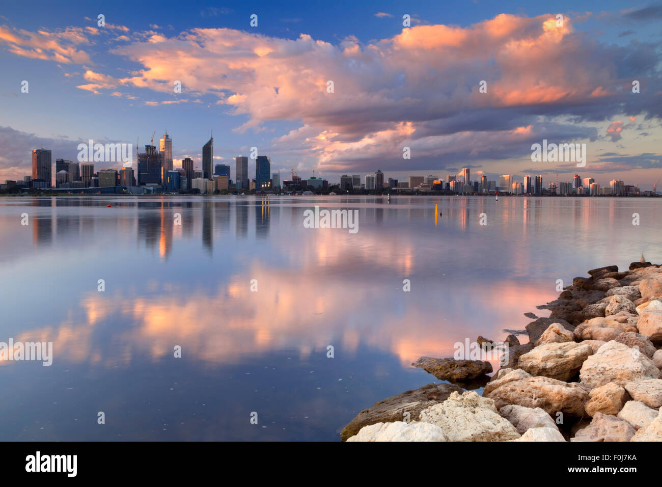 Die Skyline von Perth, Western Australia bei Sonnenuntergang. Fotografiert von über den Swan River. Stockfoto