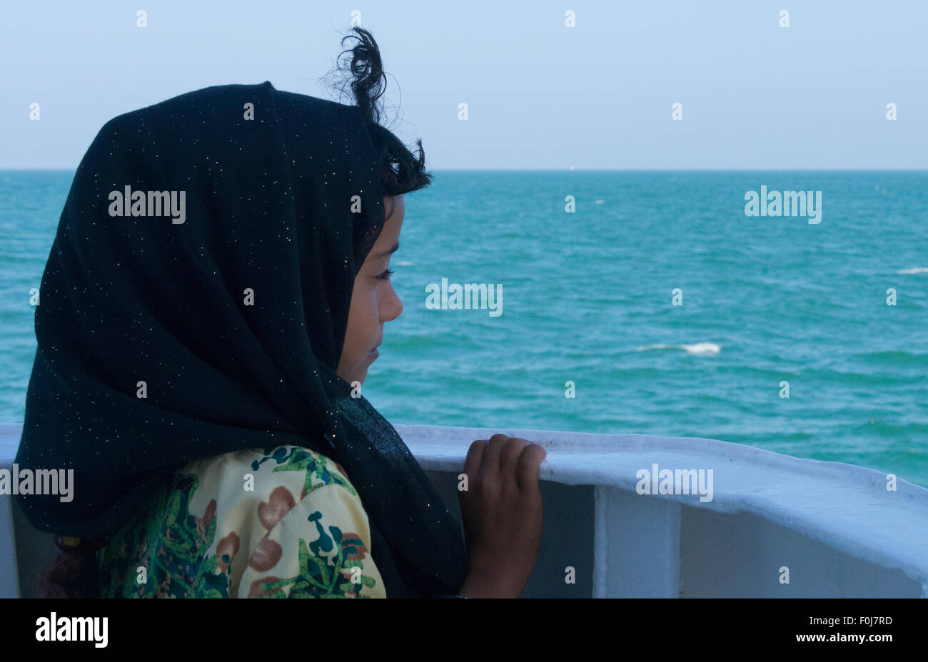 Omanische Mädchen Blick auf den Ozean, Oman Stockfoto