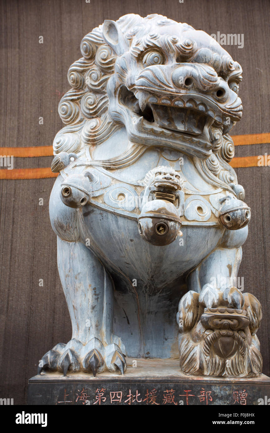 Geformt von steinernen Löwen am Eingang der eine einen Tempel auf dem Weg der Freundschaft in Tibet Stockfoto