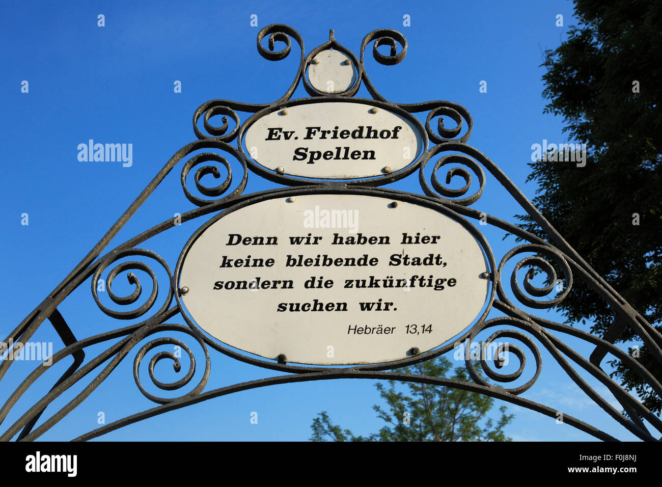 D-Voerde, Niederrhein, Ruhrgebiet, Rheinland, Nordrhein Westfalen, NRW, D-Voerde-Spellen, Evangelische Friedhof Spellen Friedhofstor, Schild mit Segnung am Eingang, Schmiedeeisen Stockfoto