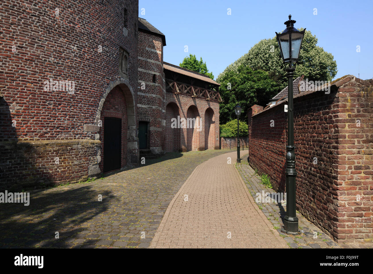 Mittelalterliche Stadtbefestigung, Stadtmauer Mit Wehrgang in Kempen, Niederrhein, Nordrhein-Westfalen Stockfoto