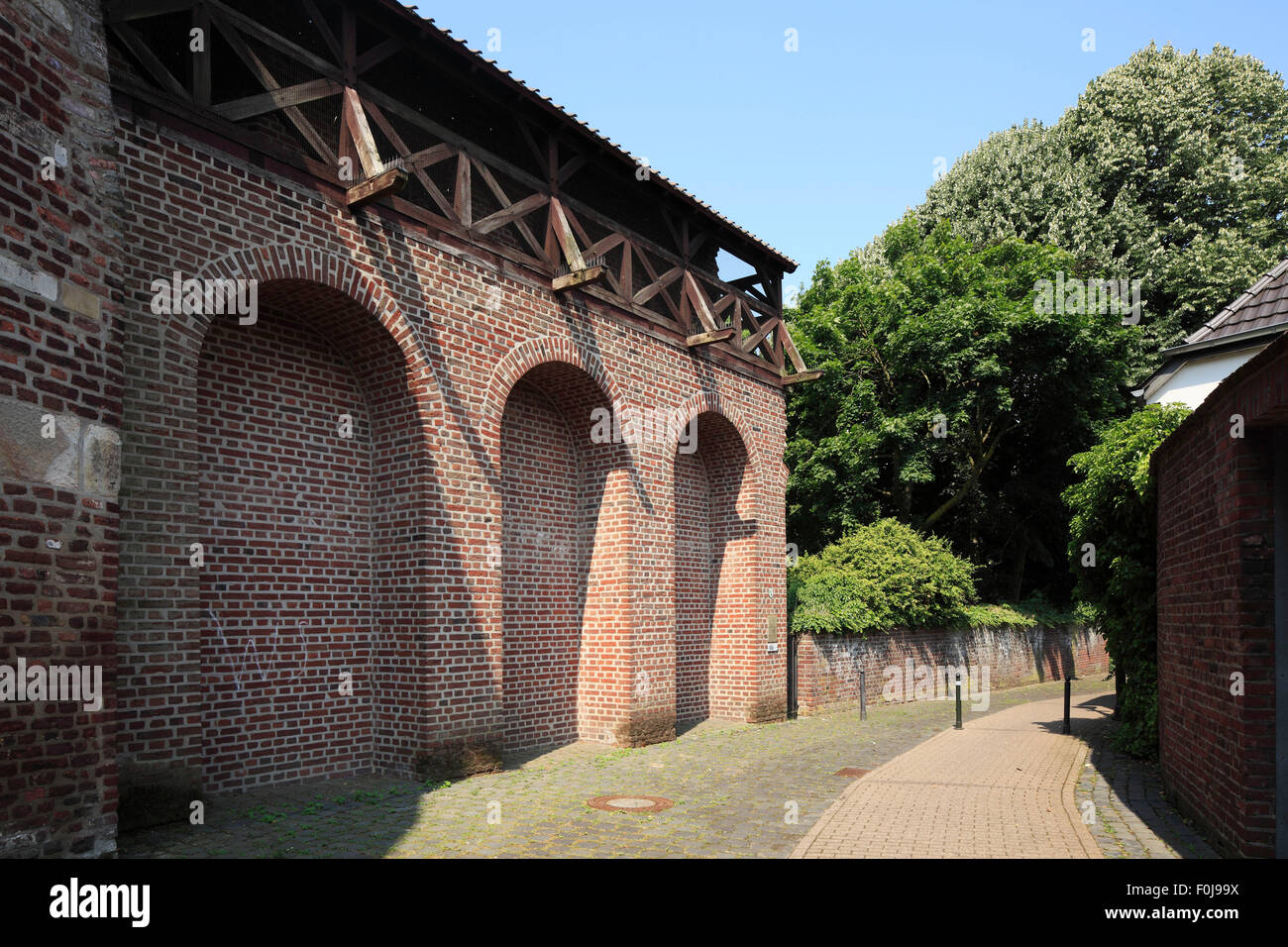 Mittelalterliche Stadtbefestigung, Stadtmauer Mit Wehrgang in Kempen, Niederrhein, Nordrhein-Westfalen Stockfoto