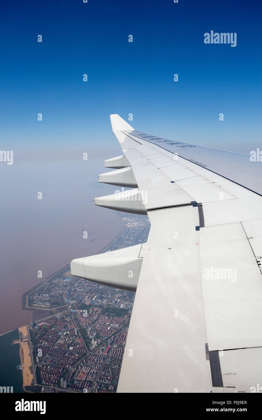 Blick auf Shanghai von einem Flugzeug vor der Ankunft in Pudong International Airport Stockfoto