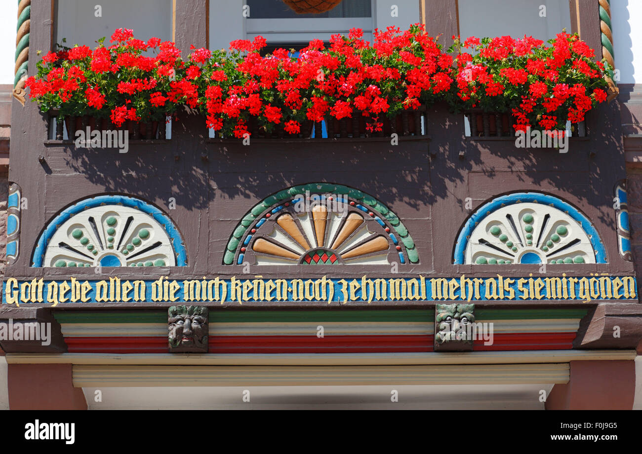 Buergerhaus Mit Holzschnitzarbeiten bin Marktplatz von Blomberg, Weserbergland, Naturpark Teutoburger Wald / Eggegebirge, Nordrhein-Westfalen Stockfoto