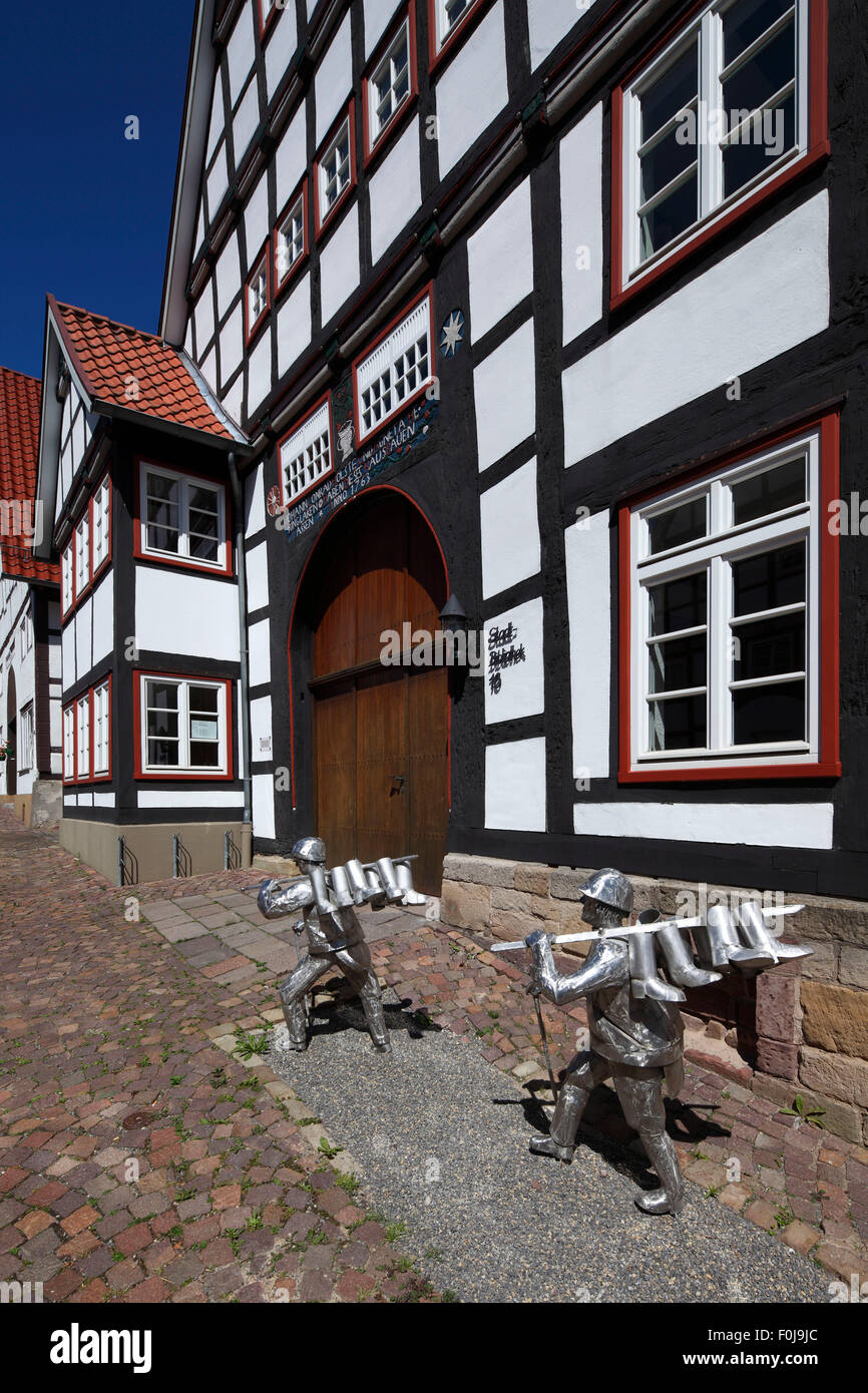 Stadtbibliothek in der Kuhstrasse, Fachwerkhaus, Dielenhaus, Denkmal Zur Blomberger Schustertradition, Figurengruppe, Schuhmacher, Blomberger Schuster Stockfoto