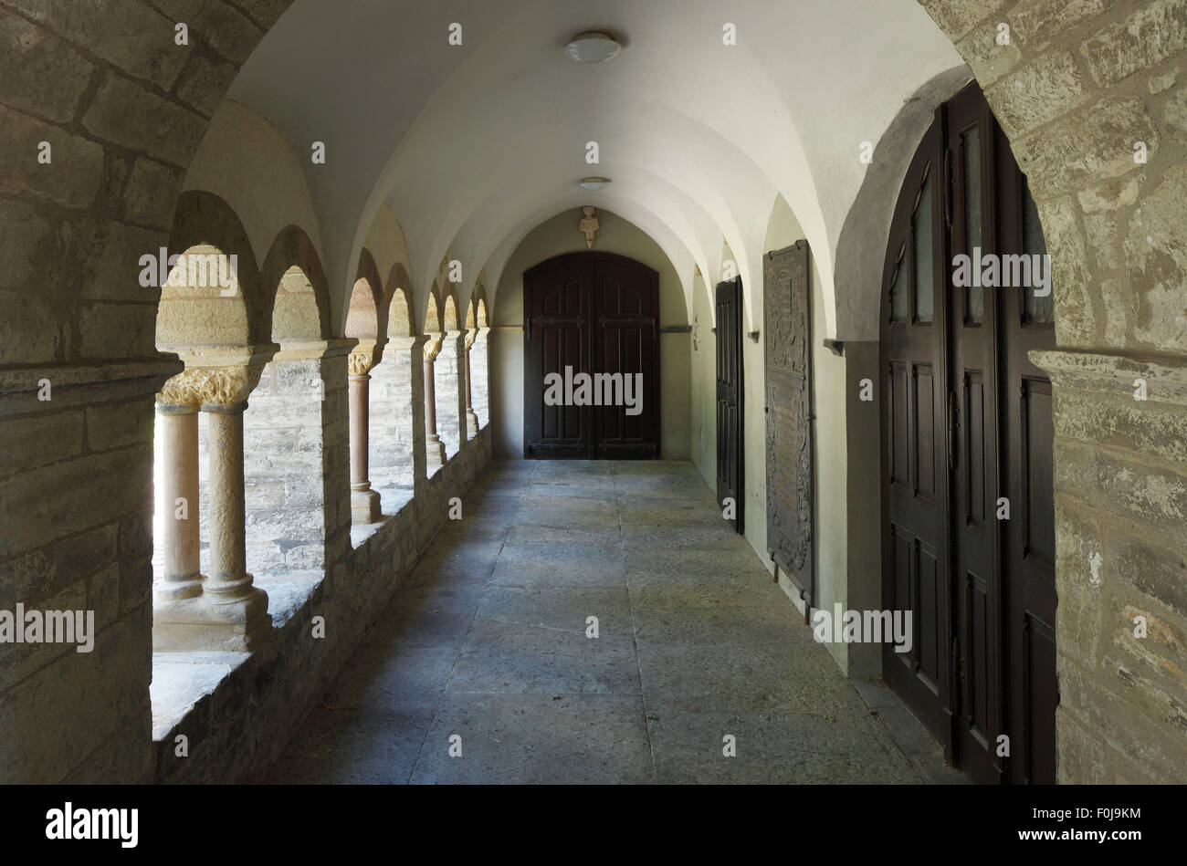 Romanischer Kreuzgang der Stiftskirche St. Cyriakus, Katholische Pfarrkirche, Klosterkirche Vom Mai Damenstift, Geseke, Ostwestfalen, Nordrhein-Westfalen Stockfoto