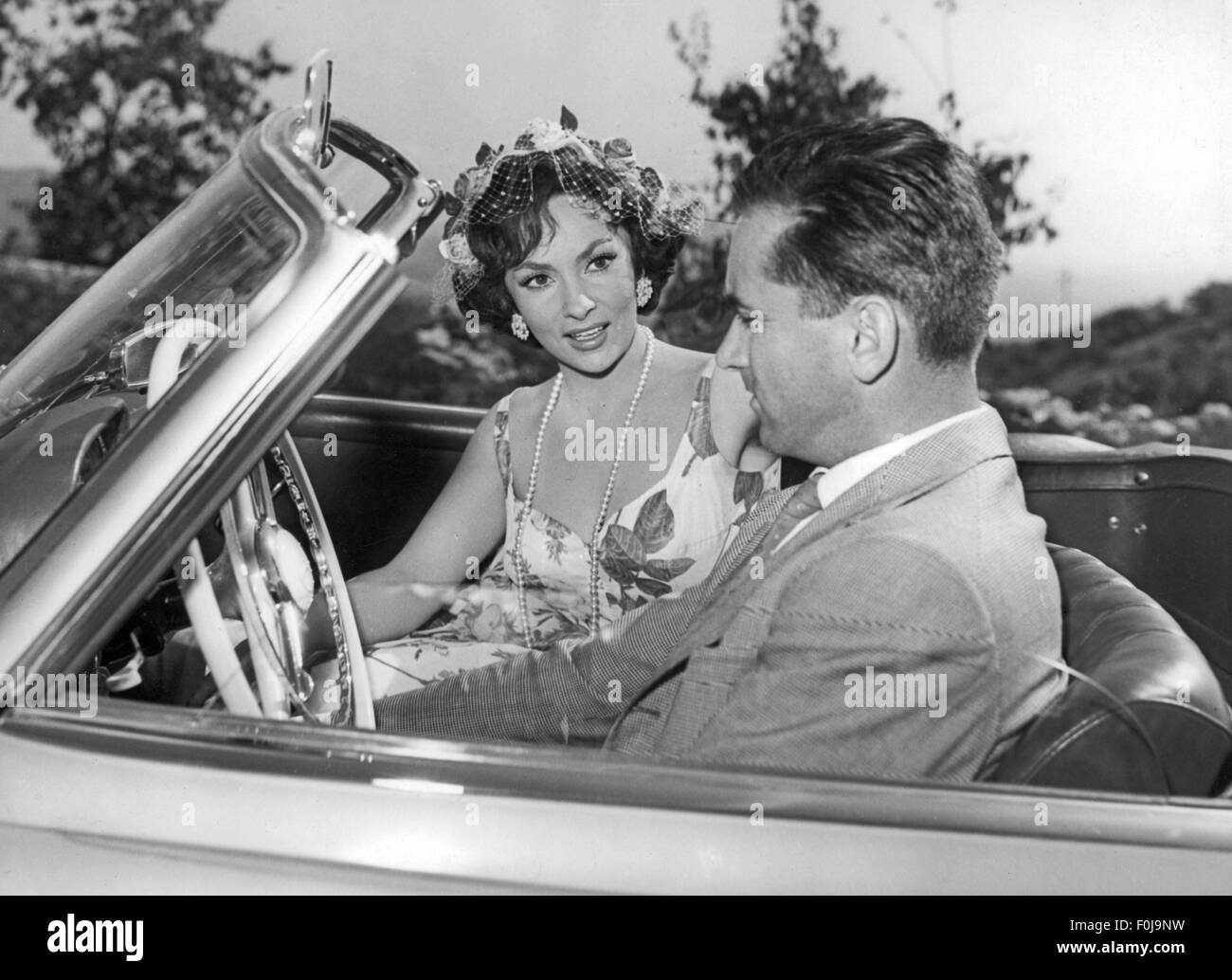Lollobrigida, Gina, * 4.7.1928, italienische Schauspielerin, halbe Länge, mit Ehemann Mirko Skofic im Auto, ca. 1958, Stockfoto