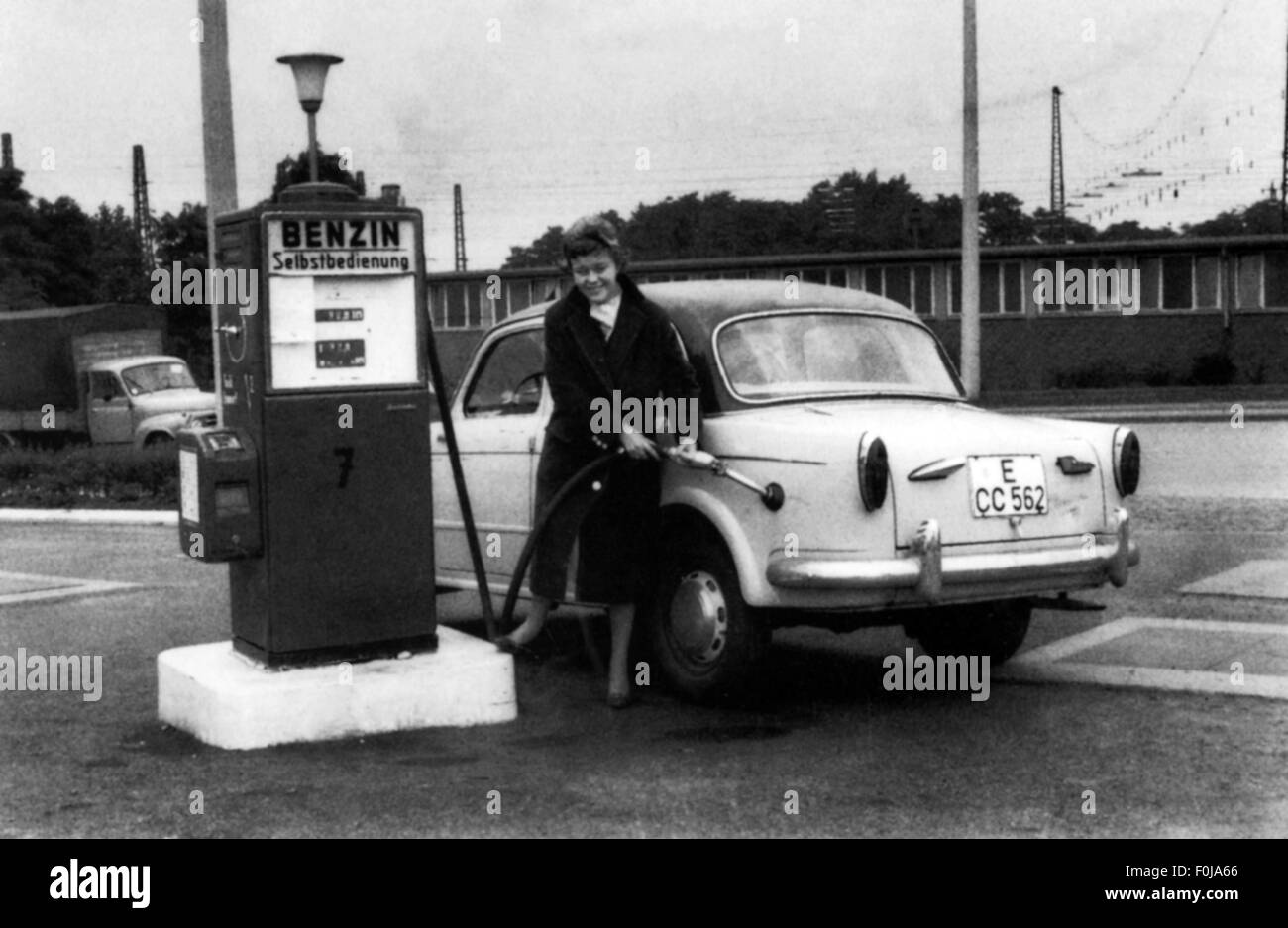 Transport / Transport, Auto, Tankstelle, Frau, die ihr Auto auffüllt,  Essen, Deutschland, 1959, Zusatzrechte-Abfertigung-nicht vorhanden  Stockfotografie - Alamy