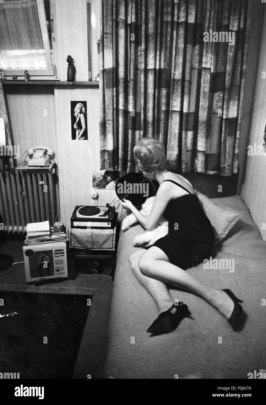 Musik, Schallplatten, junge Frau mit einer Langspielplatte in ihrem Zimmer, Mitte der 1960er Jahre, Zusatzrechte-Clearences-nicht vorhanden Stockfoto