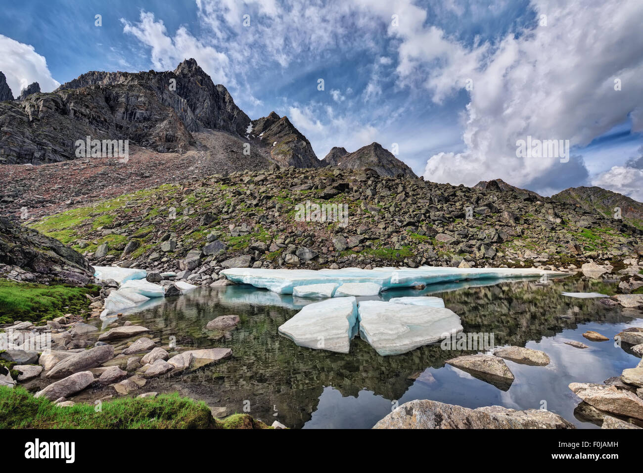 Schmelzenden Eisschollen auf einem kleinen Bergsee. Östlichen Sayan. Die Republik Burjatien Stockfoto