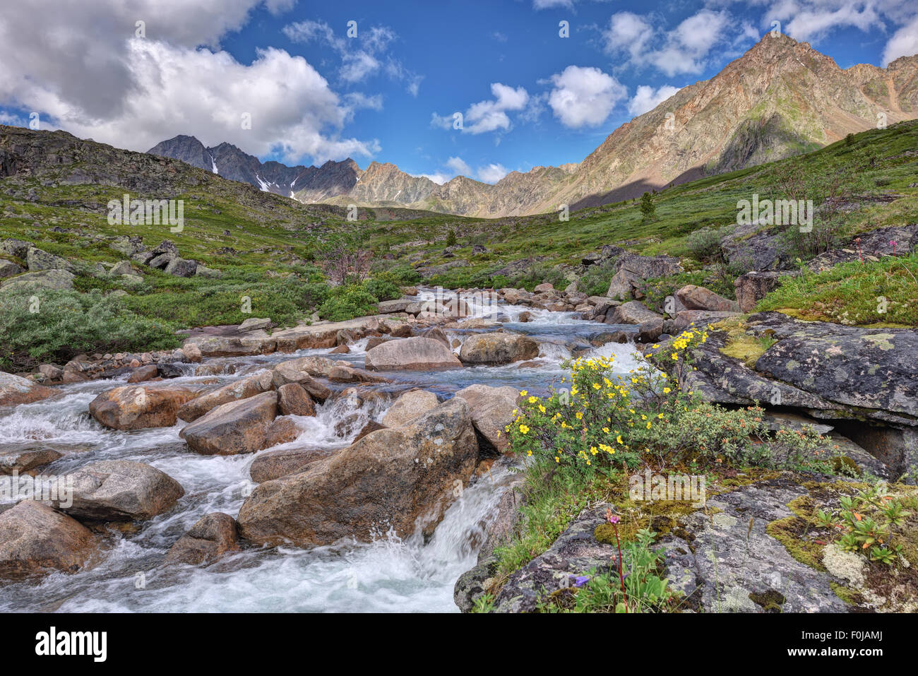 Ein kleiner Fluss in die Bergtundra. Tunka reichen. Burjatien Stockfoto