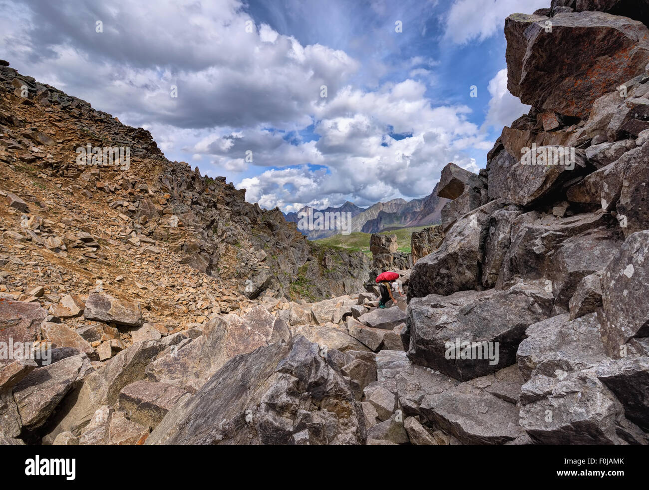 Bergtourismus. Frau überwindet Teil des Weges zum großen Felsbrocken. Canyon Bilyuty. Östlichen Sayan. Die Republik Burjatien Stockfoto